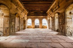 Un'immagine scattata all'interno della Porta Nigra, la porta d'accesso costruita in epoca romana nella città di Trier (Treviri), Germania - foto © Piith Hant / Shutterstock.com ...