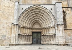 Un particolare del portale della cattedrale di Santa Maria a Girona, nel cuore della città antica, la cosiddetta Força Vella - Foto © Timof / Shutterstock.com