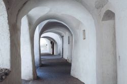 Portico nel borgo di Glorenza, Trentino Aldo Adige. All'interno della mura il paese è un susseguirsi di scorci molto suggestivi con torri e portici ed una piazza centrale, Stadt Platz, ...