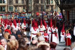 Un momento delle celebrazioni di Pasqua durante le tradzionali processioni che si svologno nella città basca di Bilbao, in Spagna - foto © imagestockdesign / Shutterstock
  ...
