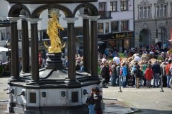 Pubblico in piazza per la tradizionale Festa della Transumanza di Einsiedeln, Svizzera.
