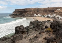 Il villaggio di Puertito de los Molinos e la spiaggia di Fuerteventura, Spagna. Una bella immagine della frazione costiera del Comune di Puerto del Rosario, sulla costa occidentale di Fuerteventura.
 ...