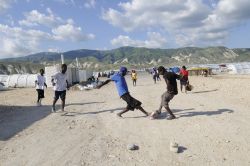 Un gruppo di ragazzi gioca a calcio in spiaggia a Port-au-Prince, Haiti - © arindambanerjee / Shutterstock.com