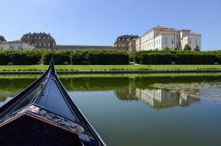 Venaria Reale vista dal lago, Torino (Piemonte) - La distesa d'acqua che abbraccia la visuale ad ampio respiro da cui si può vedere il complesso della Reggia di Venaria Reale, non ...