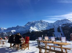 Relax con pranzo sulle piste di Saint-Gervais-les-Bains (Francia) con il Monte Bianco sullo sfondo - © Senderistas / Shutterstock.com