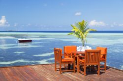 Il tavolino di un resort direttamente sulla laguna di un'isola nell'atollo di Malé Sud (South Malé), Maldive - foto © Shutterstock.com