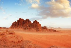 Le colorate rocce della Giordania: le potete fotografare in un tour nel deserto del Radi Rum, non lontano da Petra - © Radek Sturgolewski / Shutterstock.com