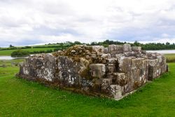 Le rovine di un monastero su Devenish Island una delle isole del lago  Lower Lough Erne in Irlanda