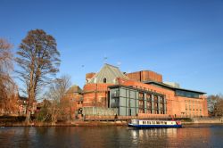 La sede della Royal Shakespeare Company e relativo teatro a Stratford-upon- Avon in Inghilterra - © Sam DCruz / Shutterstock.com