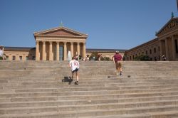 Runners sugli scalini del Philadelphia Art Museum, Pennsylvania (USA). D'ispirazione neo greca, questa costruzione è stata inaugurata nel 1877 - © Fernando Garcia Esteban / Shutterstock.com ...