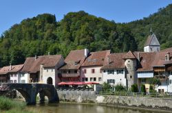 Saint-Ursanne è uno storico villaggio nel Canton Giura in Svizzera - © Capricorn Studio / Shutterstock.com