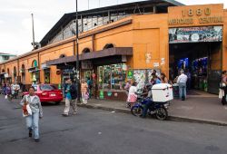 Esterno del mercato centrale di San José, Costa Rica. L'ingresso del "mercado central" della città, uno dei più rinomati del paese - © Daniel Korzeniewski ...