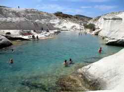 La spiaggia di Sarakiniko a Milos è una delle più apprezzate dai turisti. Si trova sulla costa nord, ed è visitabile preferibilmente quando non soffia il Meltemi.