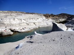 Sarakiniko, Milos, Isole Cicladi: durante i periodi di alta stagione può essere difficile trovare un posto libero sulle rocce per godersi una giornata di mare, soprattutto a partire dalla ...