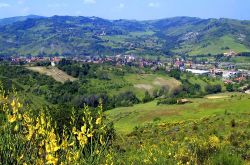 Il  panorama della cittadina di Savigno (Emila-Romagna) e della val Samoggia, in provincia di Bologna. La città è famosa per la sua Fiera del Tartufo che si svolge ad ottobre  ...
