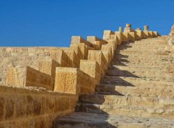 Scalinata del castello crociato nei pressi della città di Karak, Giordania. Il dettaglio di un'ampia scalinata in pietra da cui si accede ad una fortezza nelle vicinanze di Karak ...
