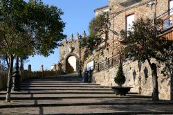 Scalinata in centro ad Agropoli, Campania - Per raggiungere il borgo antico di Agropoli si deve percorrere a piedi la famosa salita degli "scaloni", una gradinata larga e bassa sopravvissuta ...