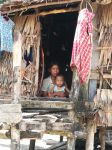 Scena di vita quotidiana su un'isola dell'arcipelago di Mergui: mamma con bambino in una capanna - © Apik / Shutterstock.com
