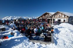 Sciatori in relax alla baita e ristorante sulle piste di Saint-Gervais-les-Bains, Alta Savoia, Francia - © Angyalosi Beata / Shutterstock.com