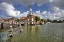 Scorcio del canale di Alkmaar (Olanda) - Ampio, generoso e aperto: questa visione sublime che si apre sulla città di Alkmaar non solo regala uno spettacolo atmosferico bellissimo, in ...