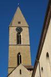 Scorcio del campanile della chiesa parrocchiale di San Pietro e San Paolo a Eguisheim, Francia.

