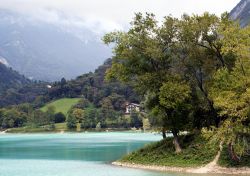 Scorcio del lago di Tenno in Trentino - © Olga Meffista / Shutterstock.com