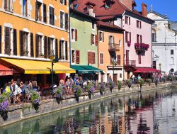 Scorcio di una stradina nel centro di Annecy, Francia.Questa cittadina alpina è nota per la sua "vieille ville" caratterizzata da strade acciottolate, canali tortuosi e case ...