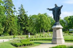 La scultura "Blessing Christ" nel parco botanico dell'Amber Museum a Palanga, Lituania - © Katsiuba Volha / Shutterstock.com