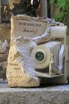 La scultura di una macchina fotografica in pietra nel centro storico di Saint-Paul-de-Vence, Francia. Siamo nel villaggio di pittori e gallerie d'arte - © InnaFelker / Shutterstock.com ...