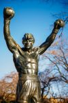 La scultura in bronzo di Rocky Balboa di fronte al Museo di Arte di Philadelphia, Pennsylvania. E' stata realizzata per Rocky III - © Atmosphere1 / Shutterstock.com