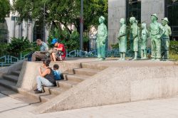 Persone sedute di fronte alle sculture di San José, Costa Rica. Ogni giorno residenti e turisti si siedono per un momento di relax o per una fotografia ricordo davanti a queste sculture ...