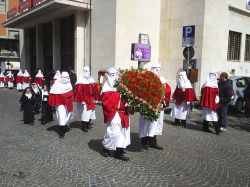 La processione degli incappucciati nelle celebrazioni per il venerdì santo a Enna, Sicilia - le celebrazioni pasquali a Enna, sono famose per la loro varietà e complessità. ...