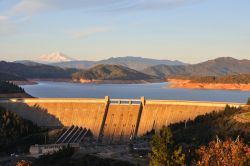Shasta Dam, la diga sul fiume Sacramento, nord California - Costruita nel 1938 lungo il Sacramento river, questa diga ad arco a gravità funge da bacino idrico: il lago che la forma deve ...