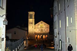 Veduta by night della cattedrale di Santa Maria Assunta in piazza del Duomo a Spoleto, Umbria - © Simona Bottone / Shutterstock.com