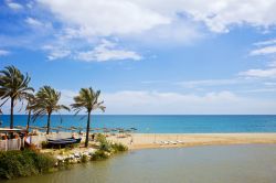 Vacanza in Costa del Sol a Marbella, Spagna. Una lingua di sabbia fine e le acque del Rio Verde e del Mar Mediterraneo sono perfetto scenario per una delle località turistiche più ...