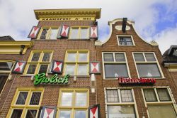 Un edificio tipico di Alkmaar in Olanda (Paesi Bassi) - In Irlanda gli edifici sono colorati, in Francia sono larghi e tendenzialmente isolati, in Spagna sono bassi e tutti vicini mentre in ...