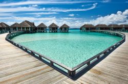 Un esclusivo resort dell'Atollo di Malé Sud, nelle isole Maldive, costruito direttamente sull'acqua incontaminata della laguna  - foto © Shutterstock.com