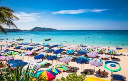 La spiaggia di Patong Beach a Phuket in Thailandia - © Aleksandar Todorovic / Shutterstock.com 