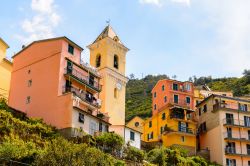 Le case di Manarola, Cinque Terre, Liguria. Sono slanciate e con colori tenui le abitazioni di questo borgo in provincia di La Spezia.
