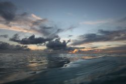Tramonto nelle acque dell'isola di Kunfunadhoo, Atollo di Baa, Maldive. L'atollo è stato dichiarato nel 2011 Riserva della Biosfera dall'UNESCO - foto © Alessandro ...