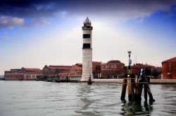 Il Faro di Murano: una luce nella nebbia della Laguna - sebbene la località di Murano disponga di un faro sin dai tempi della Serenissima, l'attuale faro, che possiamo vedere nella ...