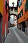 Una delle viuzze del borgo ligure di Brugnato, La Spezia, Italia. Su questi tipici vicoletti dal fascino marinaro si affacciano i palazzi colorati della città.



