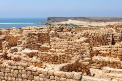 Sito archeologico Khor Rori / Sumhuram nei pressi di Salalah, regione di Dhofar in Oman - © KamilloK  / Shutterstock.com