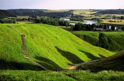 Il sito Unesco di Kernave, Lituania, lungo il fiume Neris. Quest'area è caratterizzata dalla presenza di 5 collinette verdi, una a fianco dell'altra, formatesi durante l'era ...