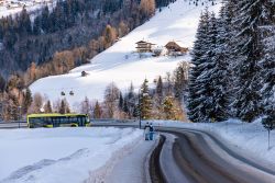 Ski bus austriaco su una strada innevata nella regione di Schladming-Dachstein - © Tomasz Koryl / Shutterstock.com