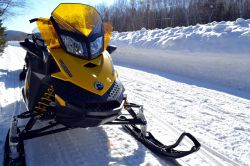 Ski-doo, regione di Charlevoix: la motoslitta - o ski-doo - è uno dei mezzi più comuni per muoversi in inverno. Nel solo Québec esistono almeno 200 motoclub di appassionati, ...