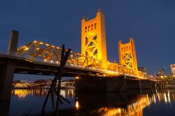 Skyline by night del Tower Bridge a Sacramento, California - Completamente illuminato, il ponte di Sacramento non è solo uno dei simboli architettonici della città ma anche una ...