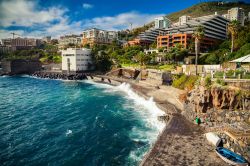 Una spiaggetta cittadina a Funchal, capoluogo di Madeira (Portogallo).
