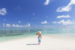 La spiaggia bianca e l'acqua cristallina delle Maldive attirano migliaia di turisti ogni anno. Qui siamo nell'Atollo di Malé Sud  - foto © Shutterstock.com