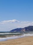 Spiaggia di Castelldefels vicino a Barcellona, Spagna - Incastonata fra due ambienti naturali completamente differenti, la foce del fiume Llobregat e il massiccio calcareo del Garraf, la spiaggia ...